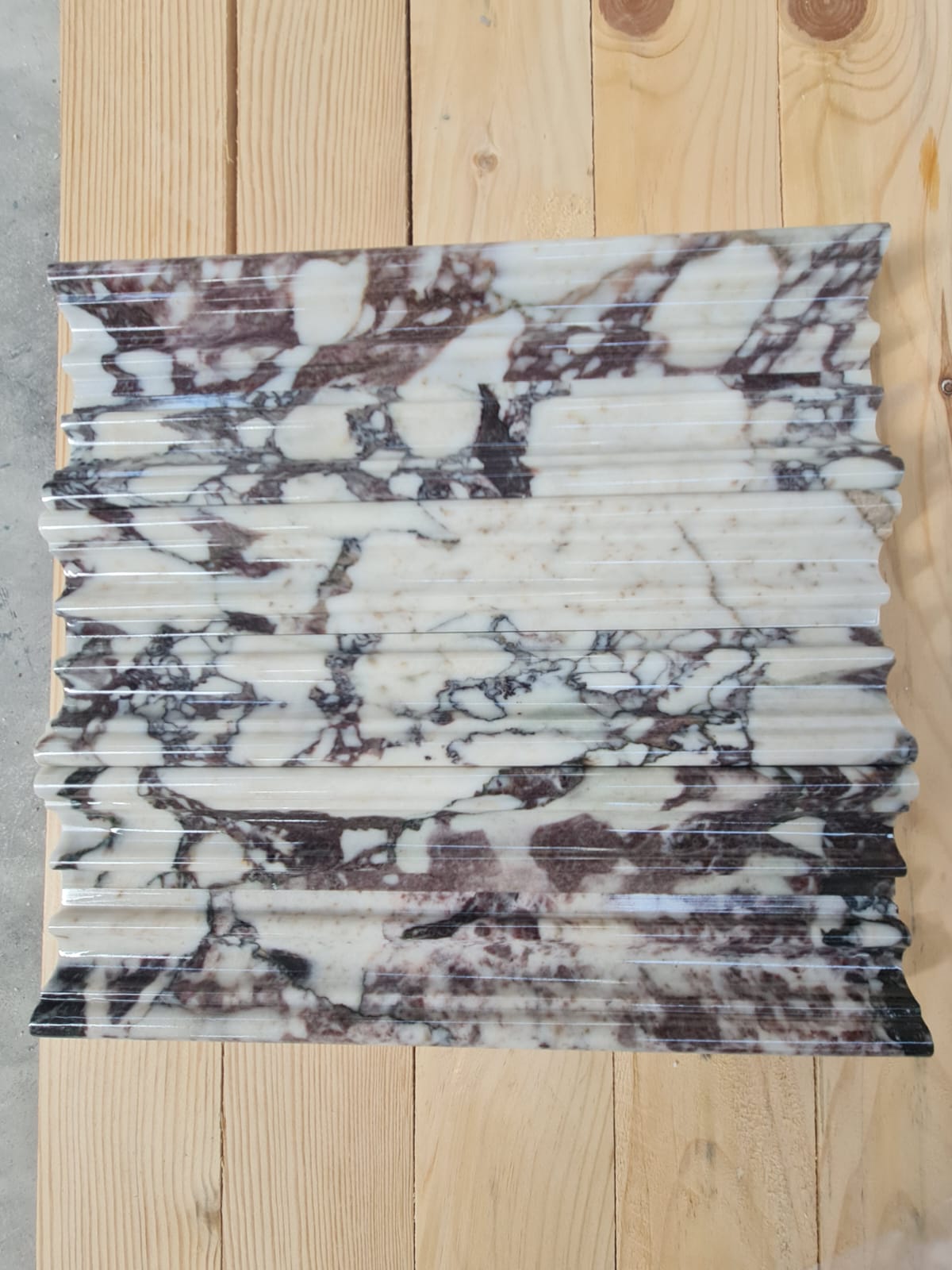 Mouldings · Calacatta Viola Extra Chair Rail · Polished natural stone moulding — detail photo 5