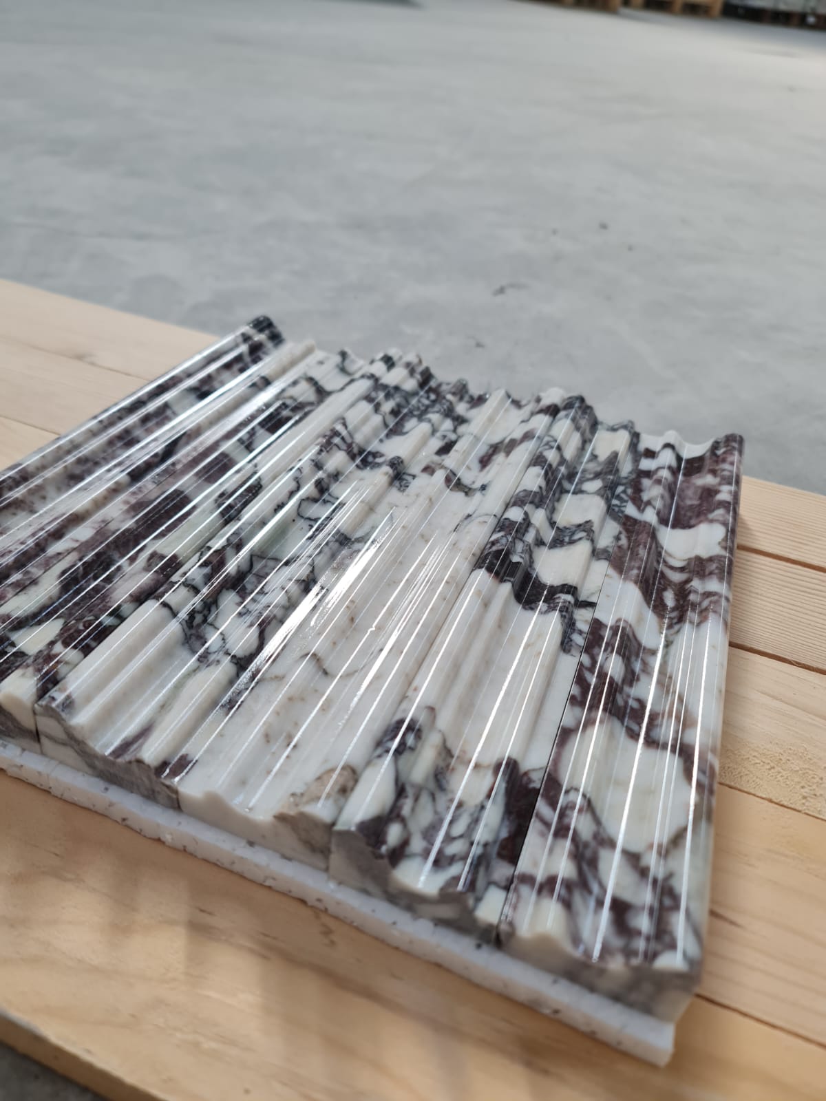 Mouldings · Calacatta Viola Extra Chair Rail · Polished natural stone moulding — detail photo 2