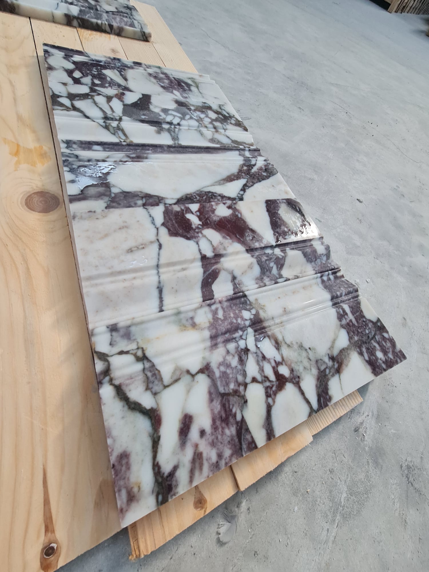 Mouldings · Calacatta Viola Extra Base · Honed natural stone moulding — detail photo 3