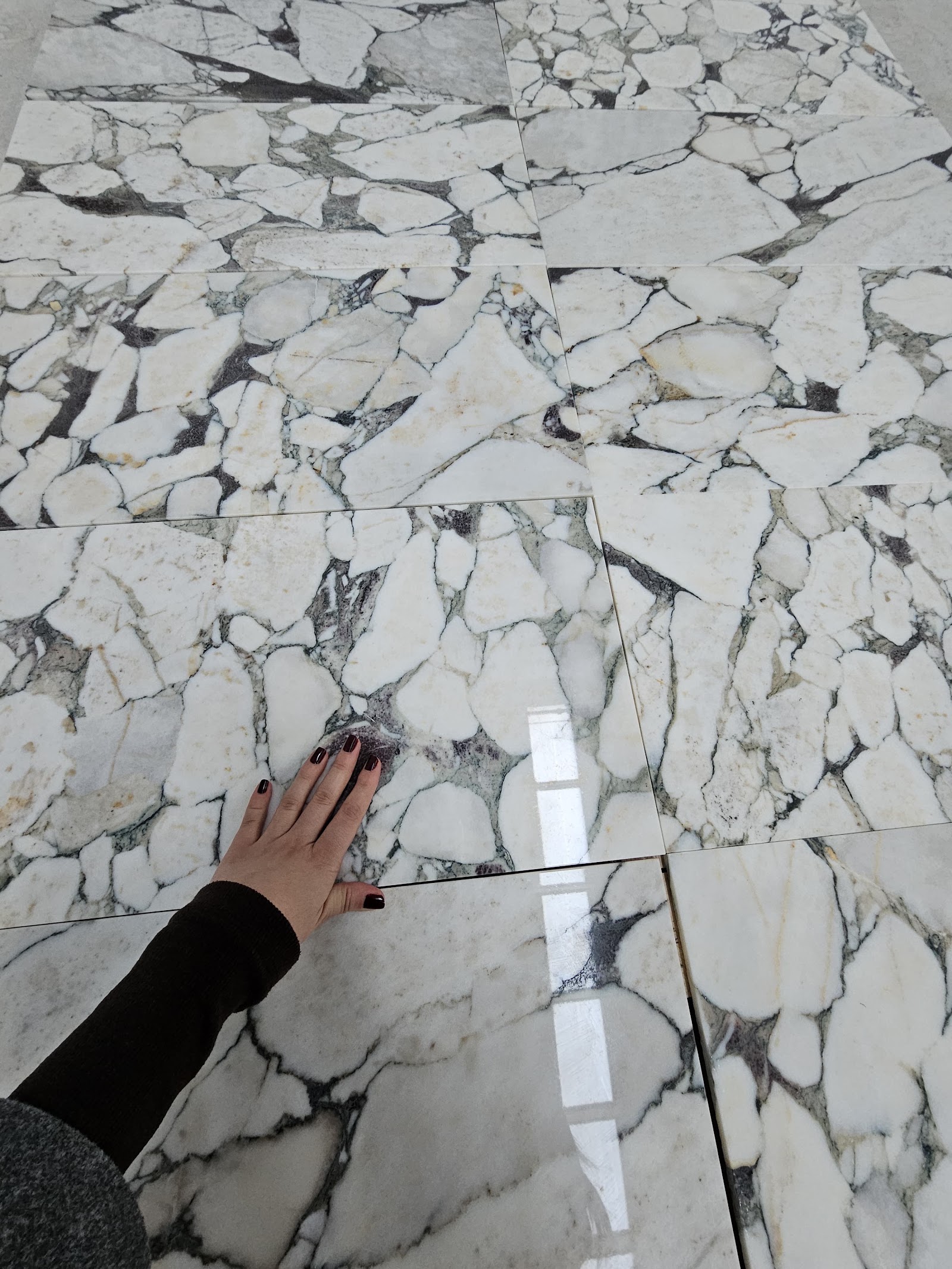 Calacatta Victoria Classic natural stone tile — detail photo 2