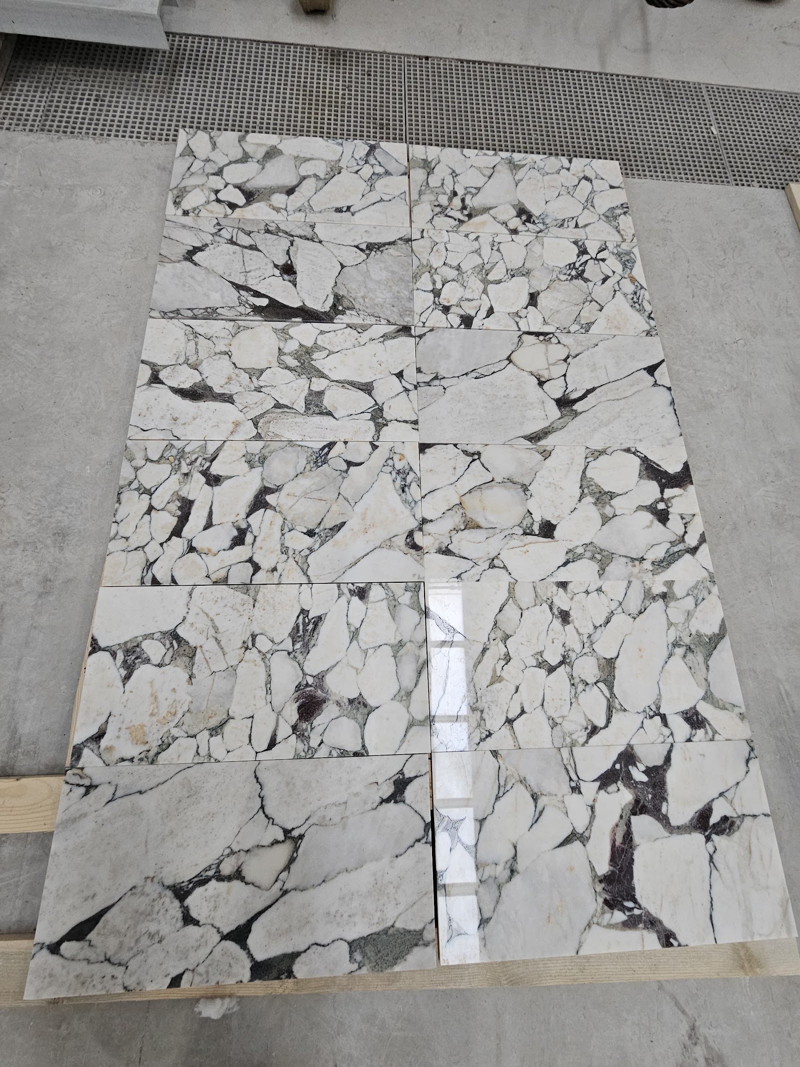 Calacatta Victoria Classic natural stone tile — detail photo 5