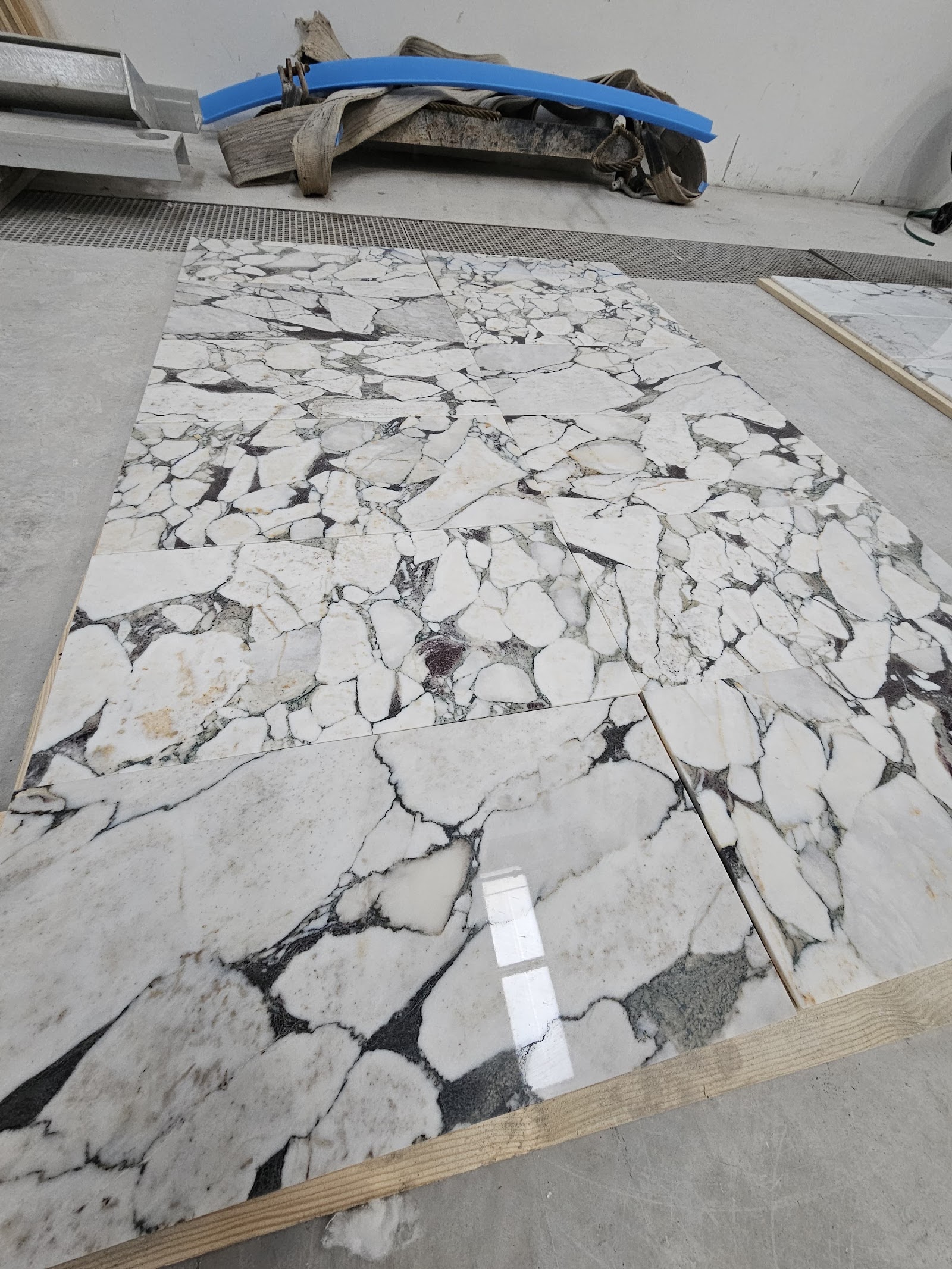 Calacatta Victoria Classic natural stone tile — detail photo 3