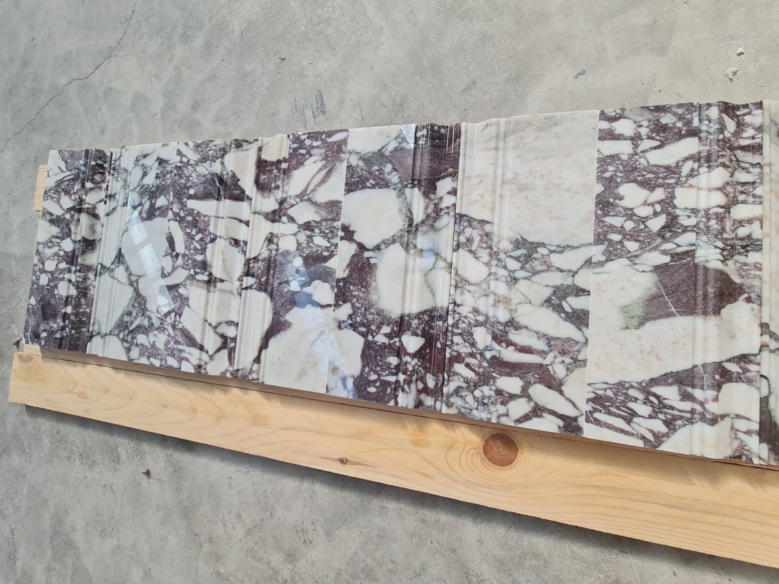 Mouldings · Calacatta Viola Extra Base · Polished natural stone moulding — surface and veining