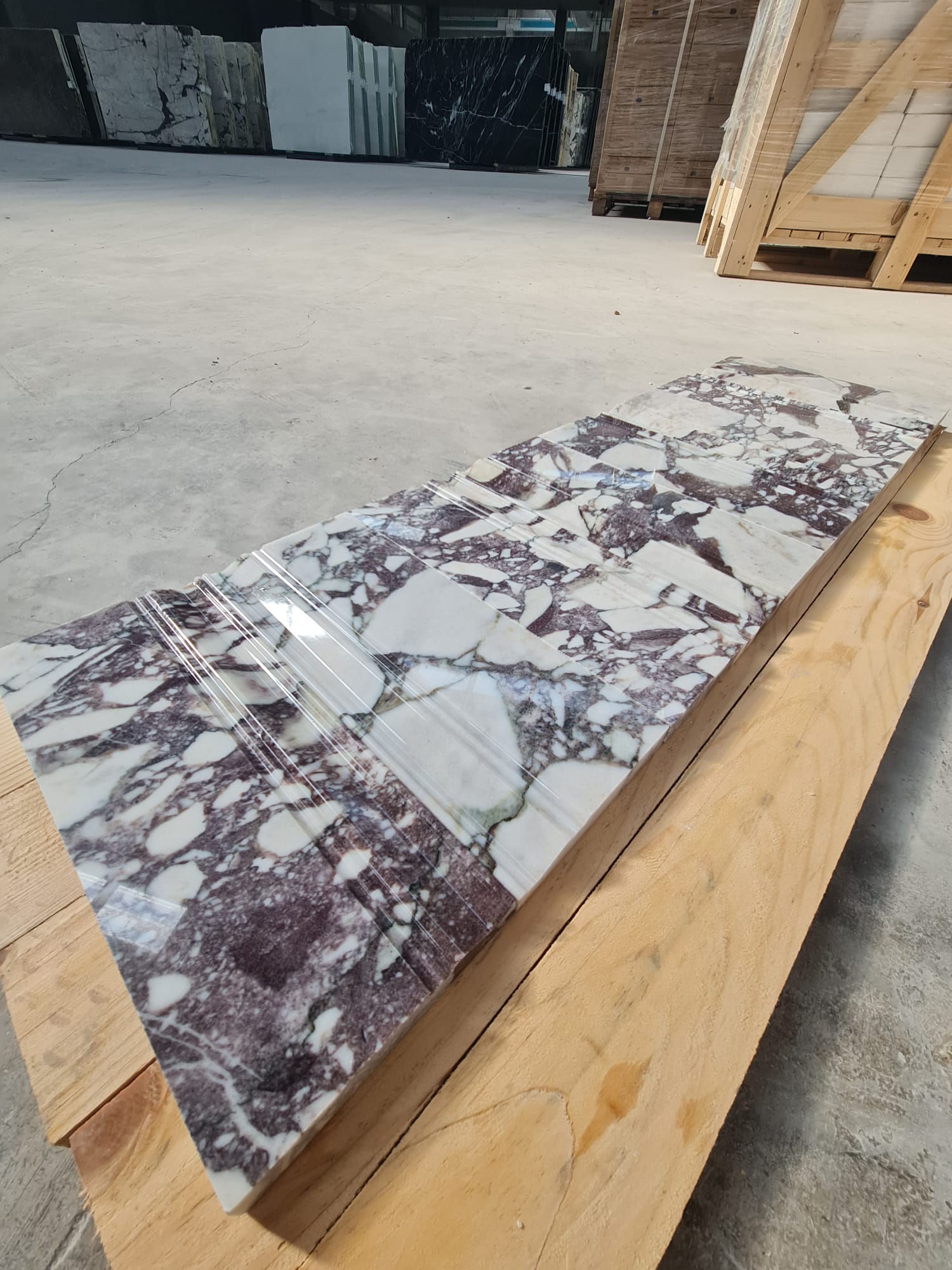 Mouldings · Calacatta Viola Extra Base · Polished natural stone moulding — detail photo 5