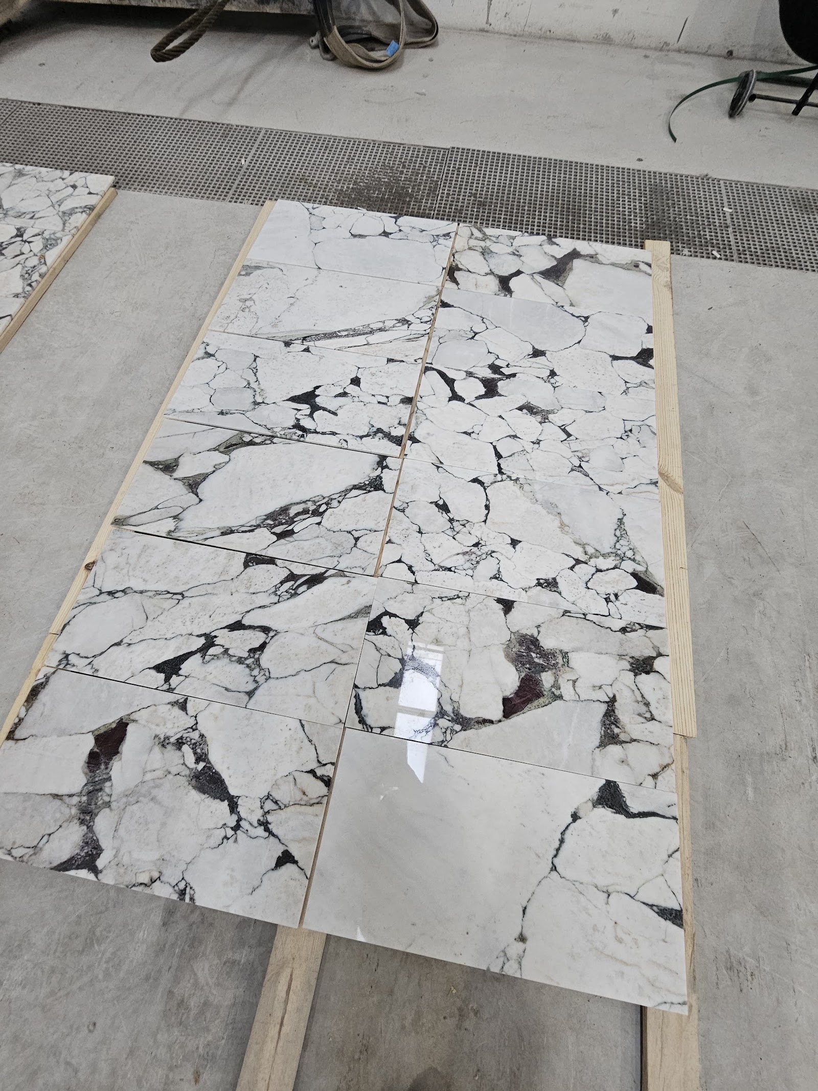 Calacatta Victoria Extra natural stone tile — detail photo 4
