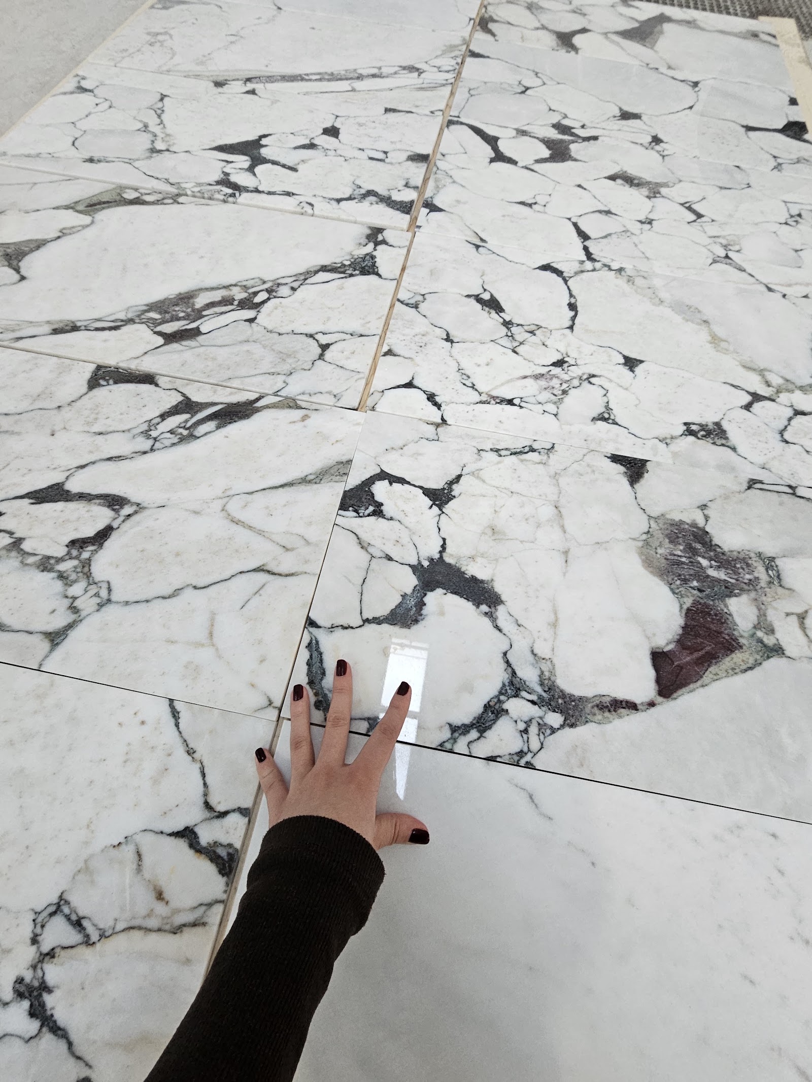 Calacatta Victoria Extra natural stone tile — surface and veining