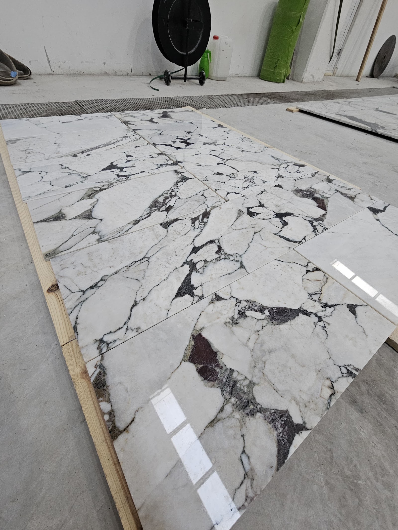 Calacatta Victoria Extra natural stone tile — detail photo 5