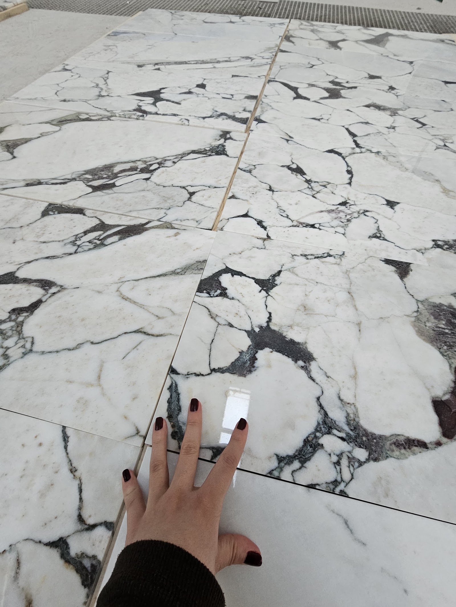 Calacatta Victoria Extra natural stone tile — detail photo 2