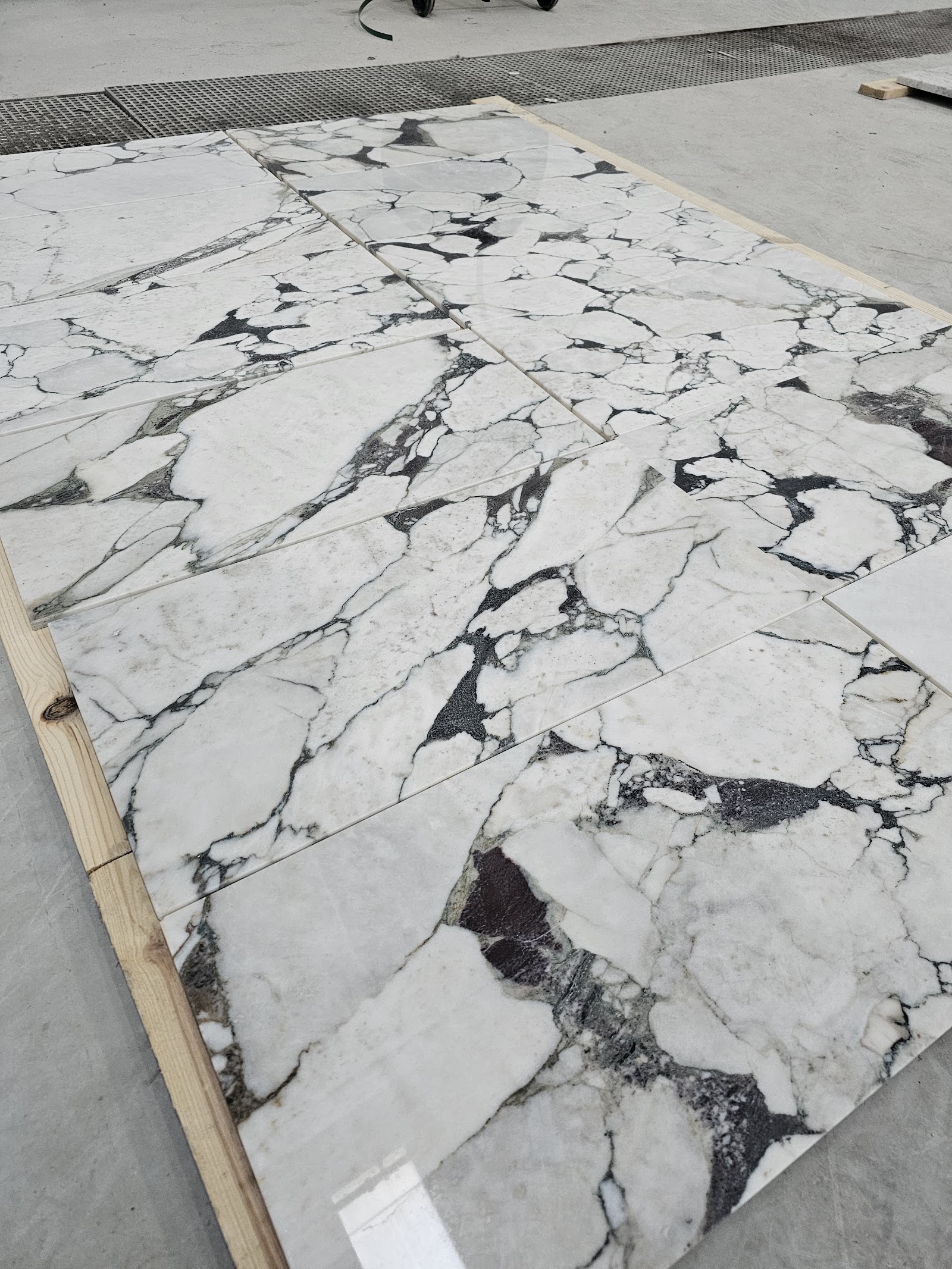 Calacatta Victoria Extra natural stone tile — detail photo 3