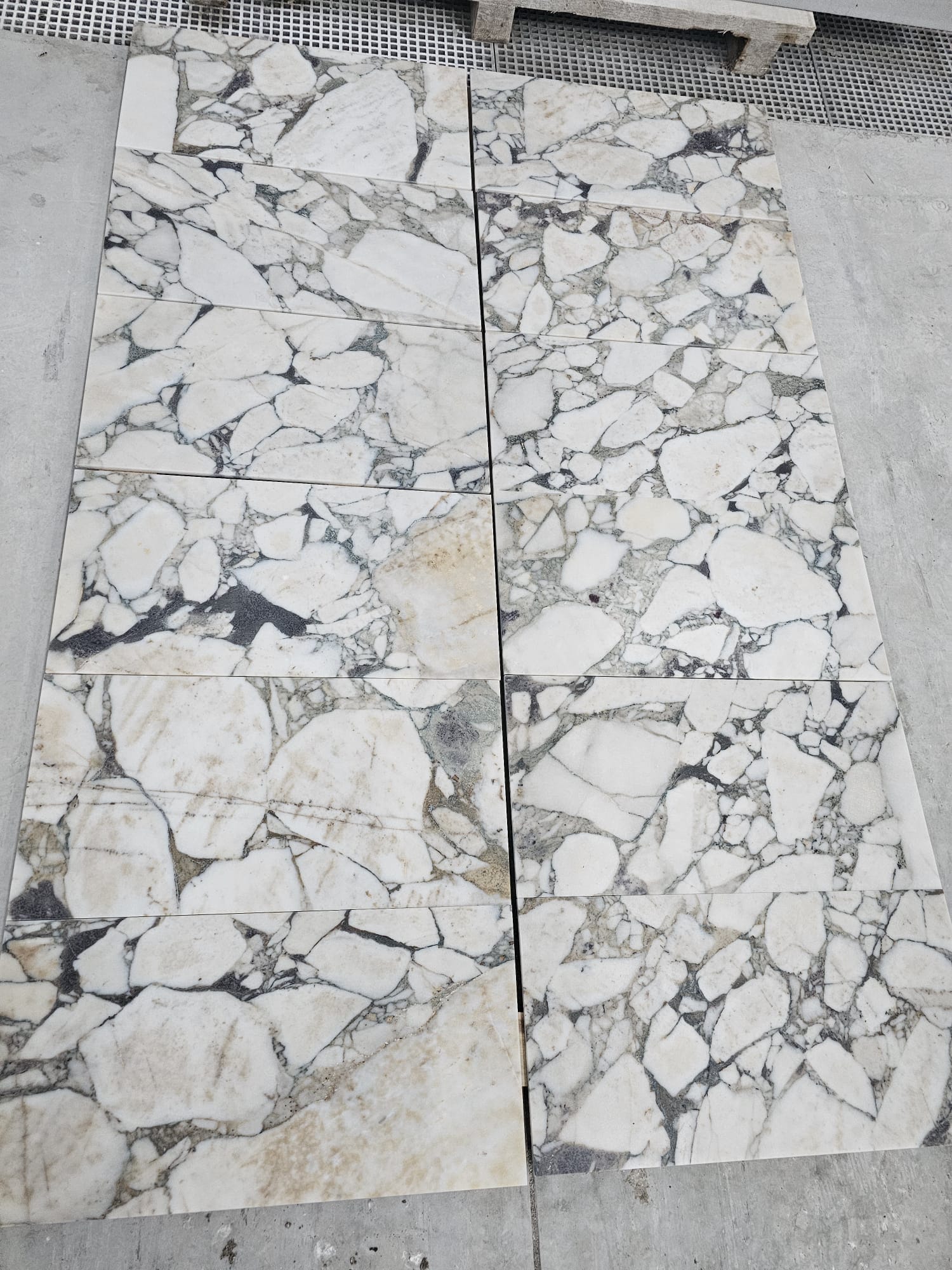 Calacatta Victoria Gold natural stone tile — detail photo 3