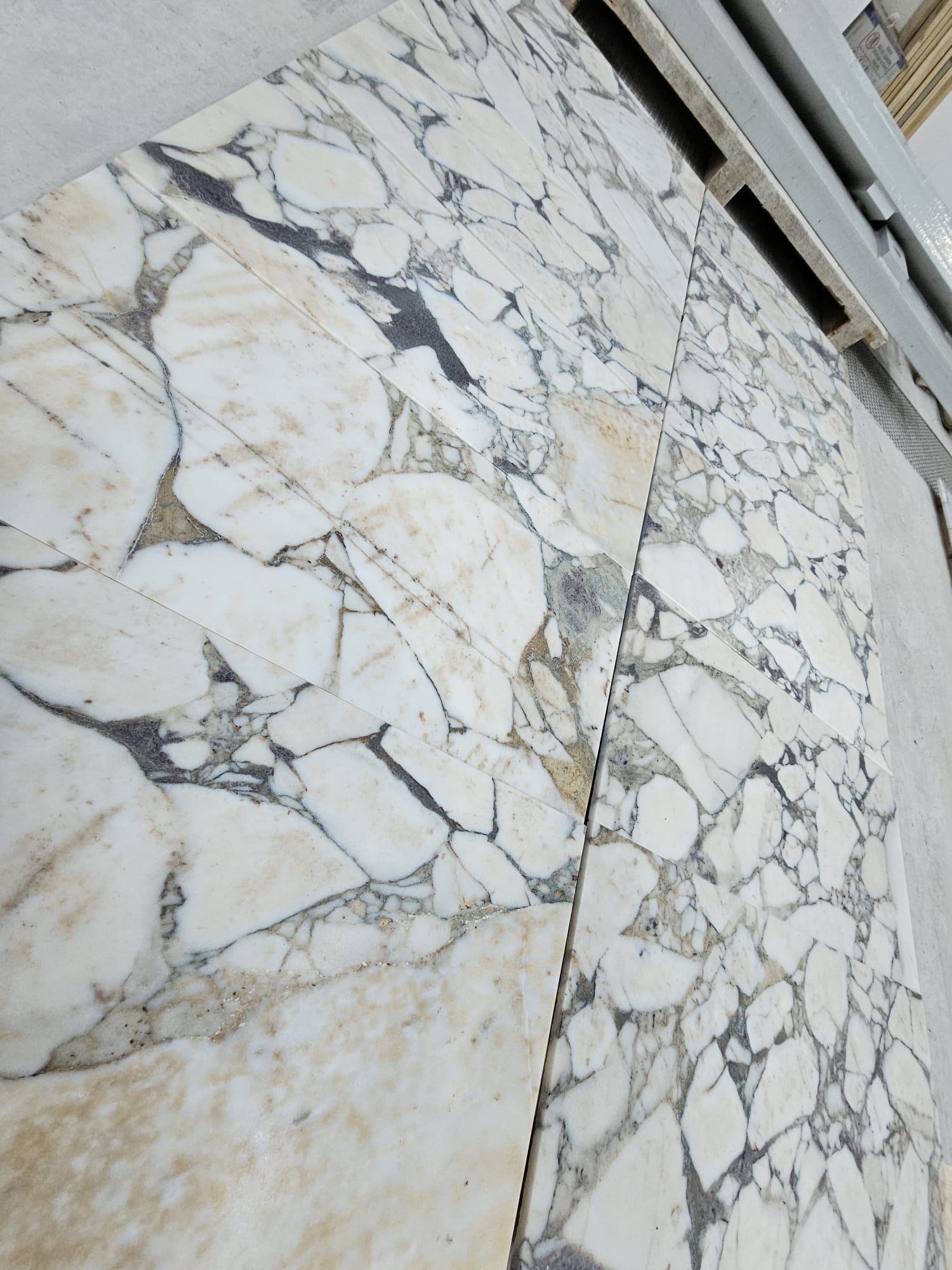 Calacatta Victoria Gold natural stone tile — detail photo 5