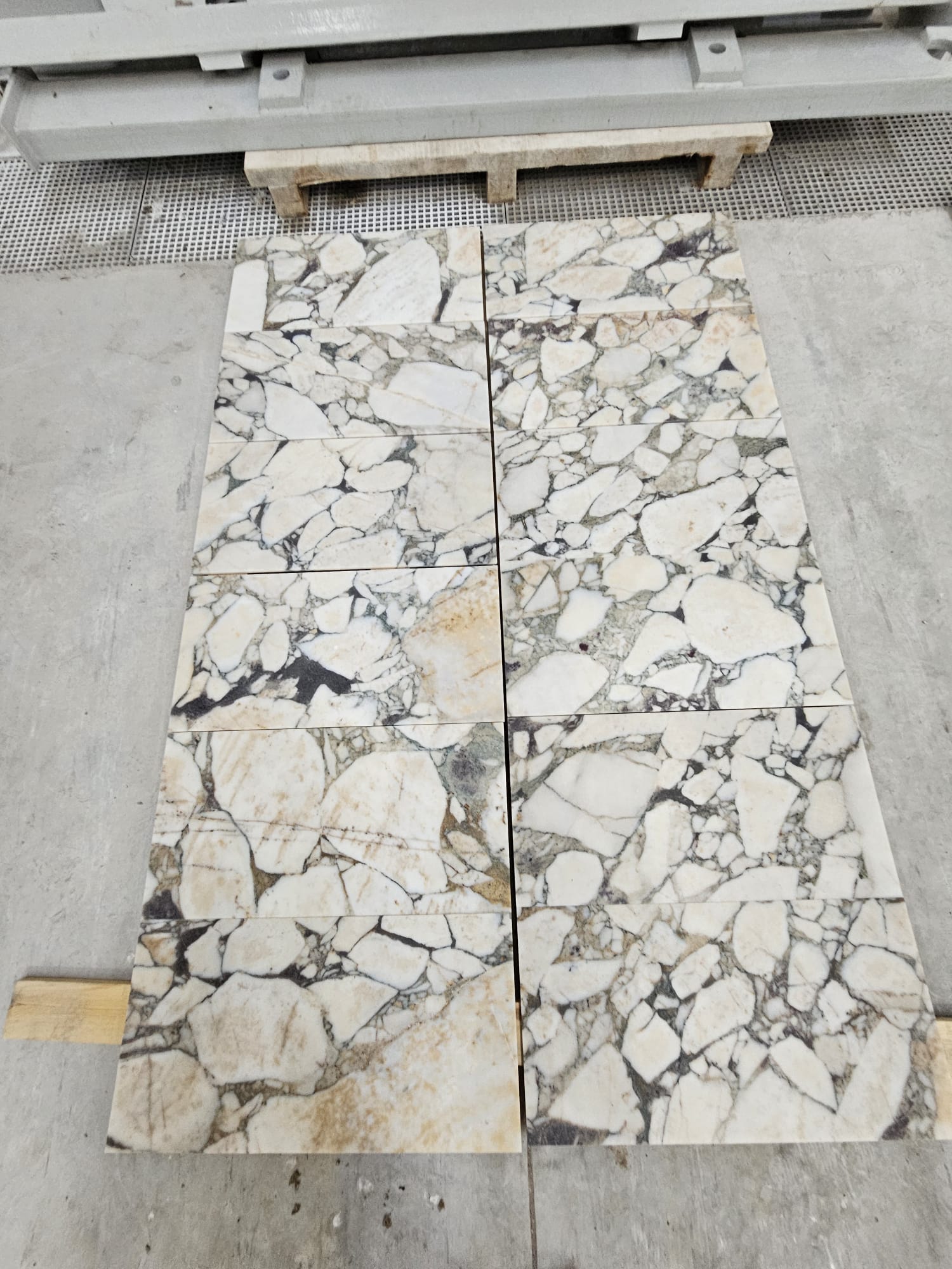 Calacatta Victoria Gold natural stone tile — detail photo 4