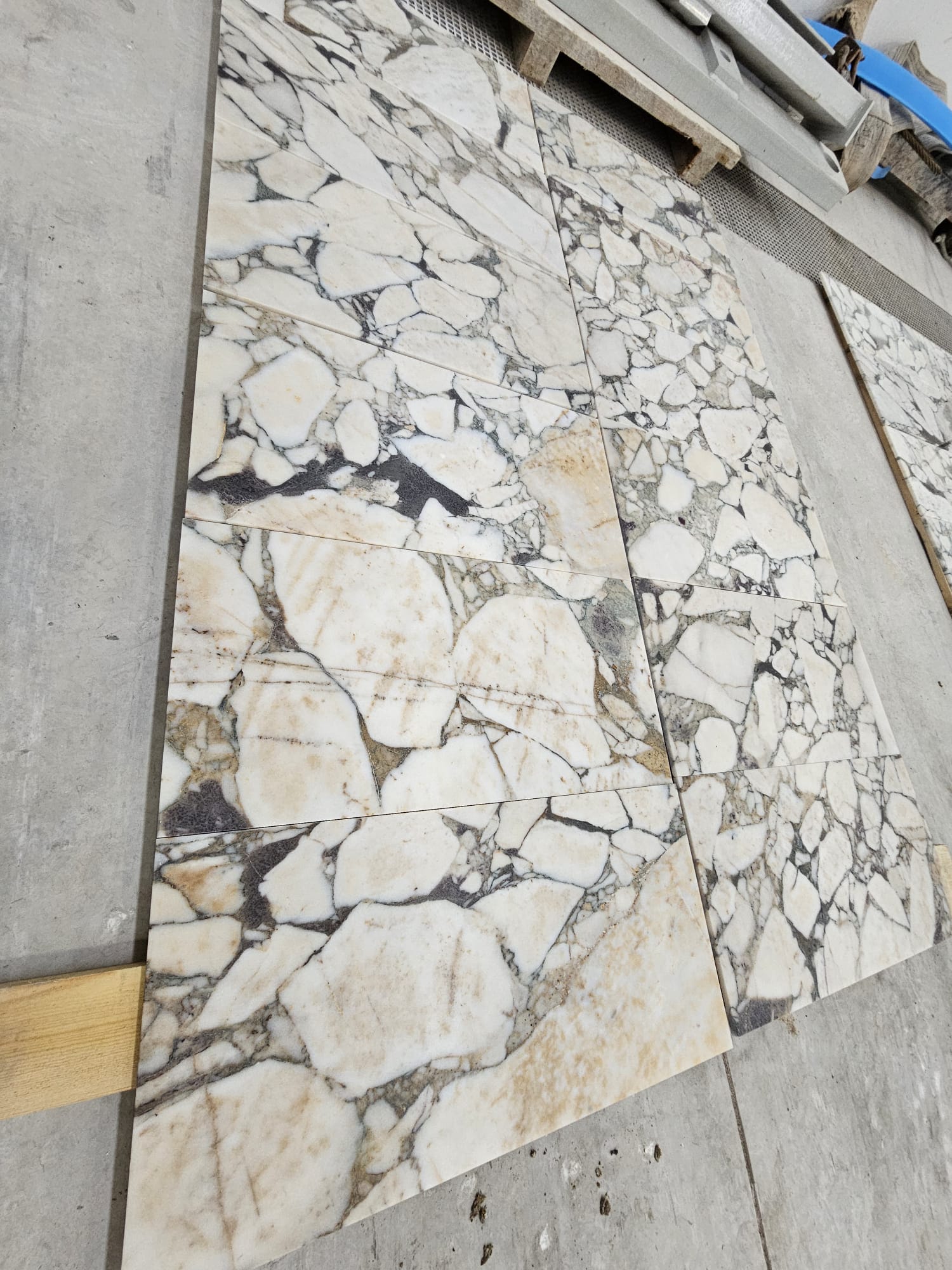 Calacatta Victoria Gold natural stone tile — detail photo 2