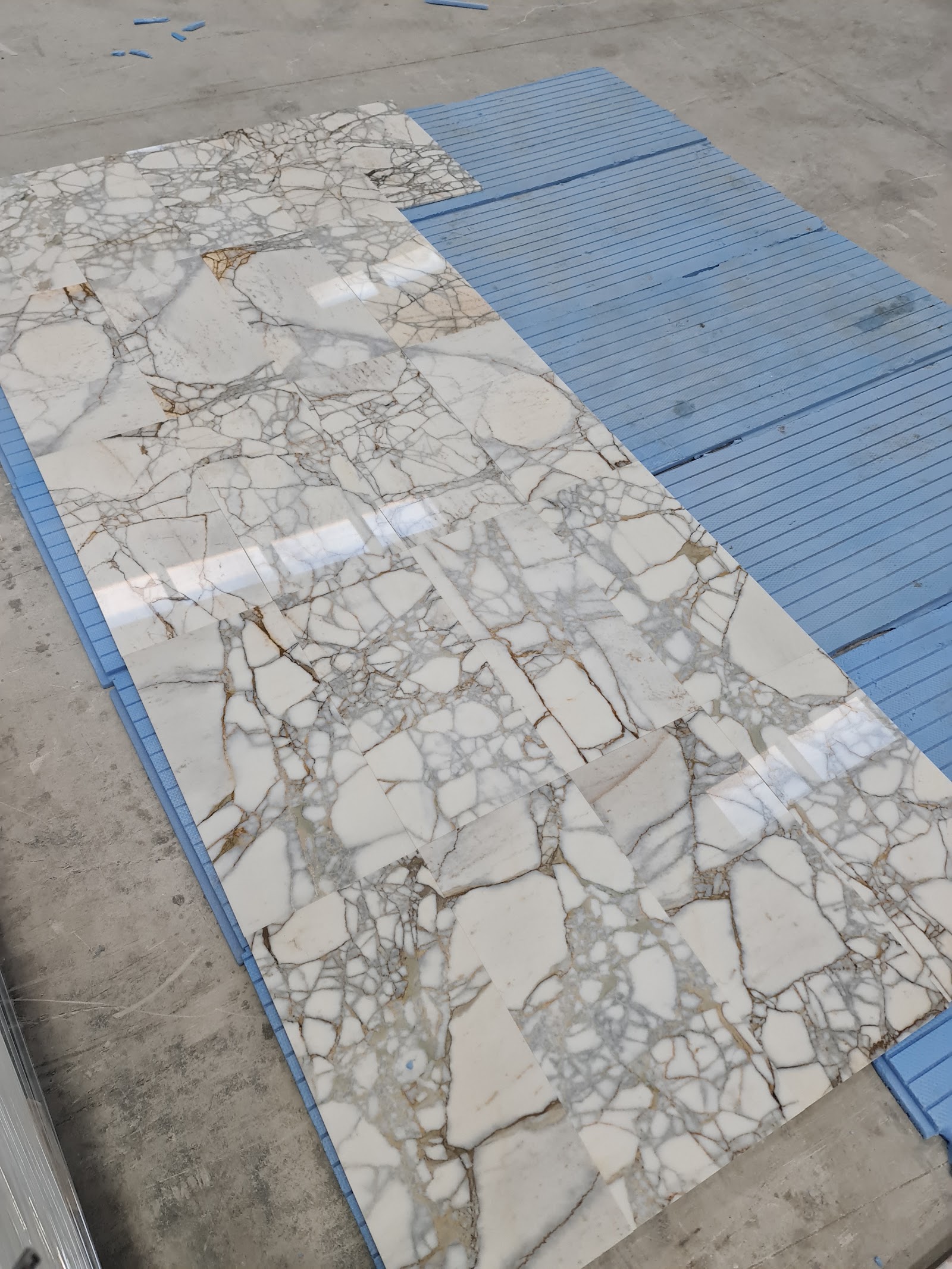 Calacatta Venato Gold natural stone tile — detail photo 3