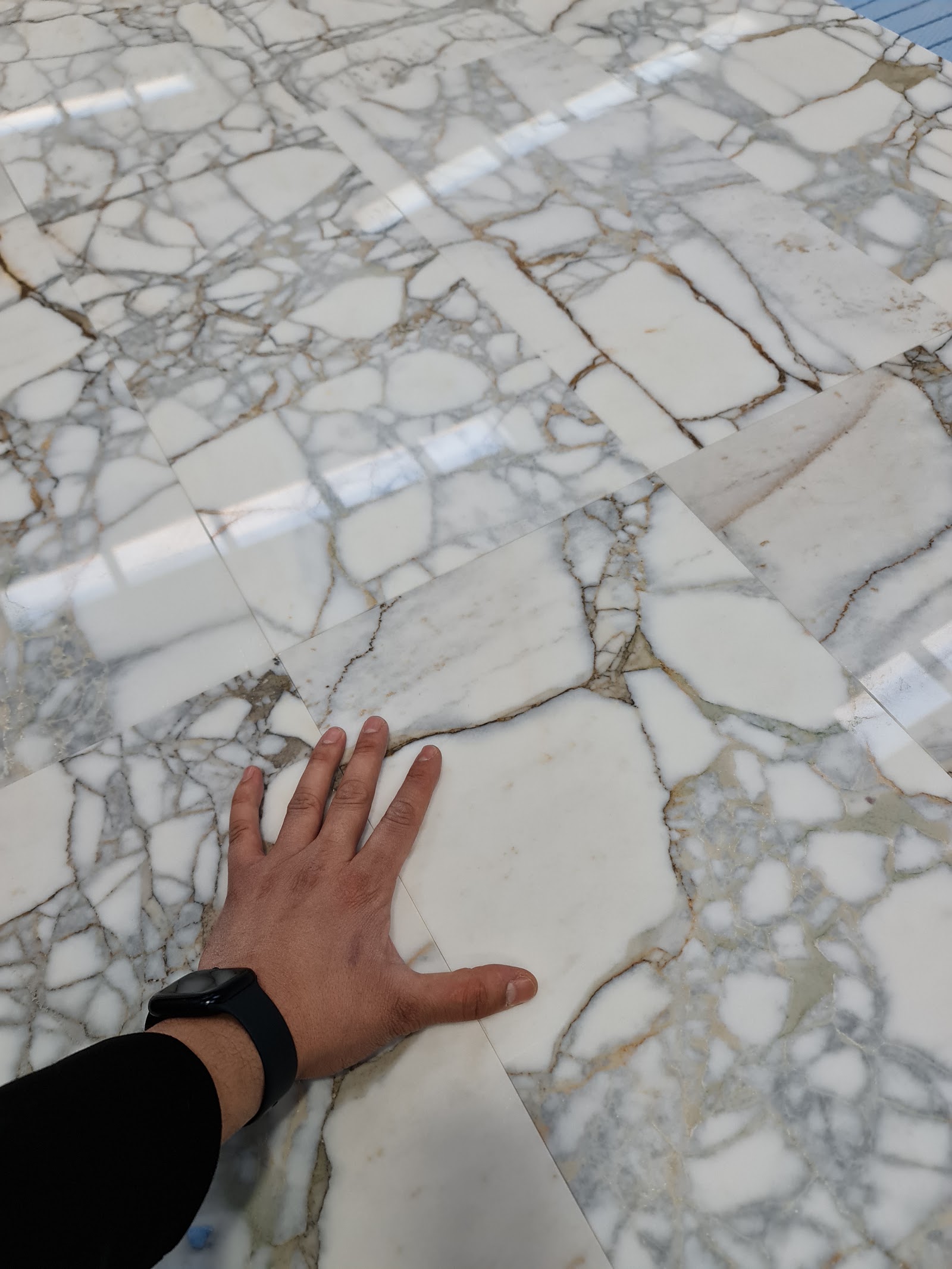 Calacatta Venato Gold natural stone tile — detail photo 4
