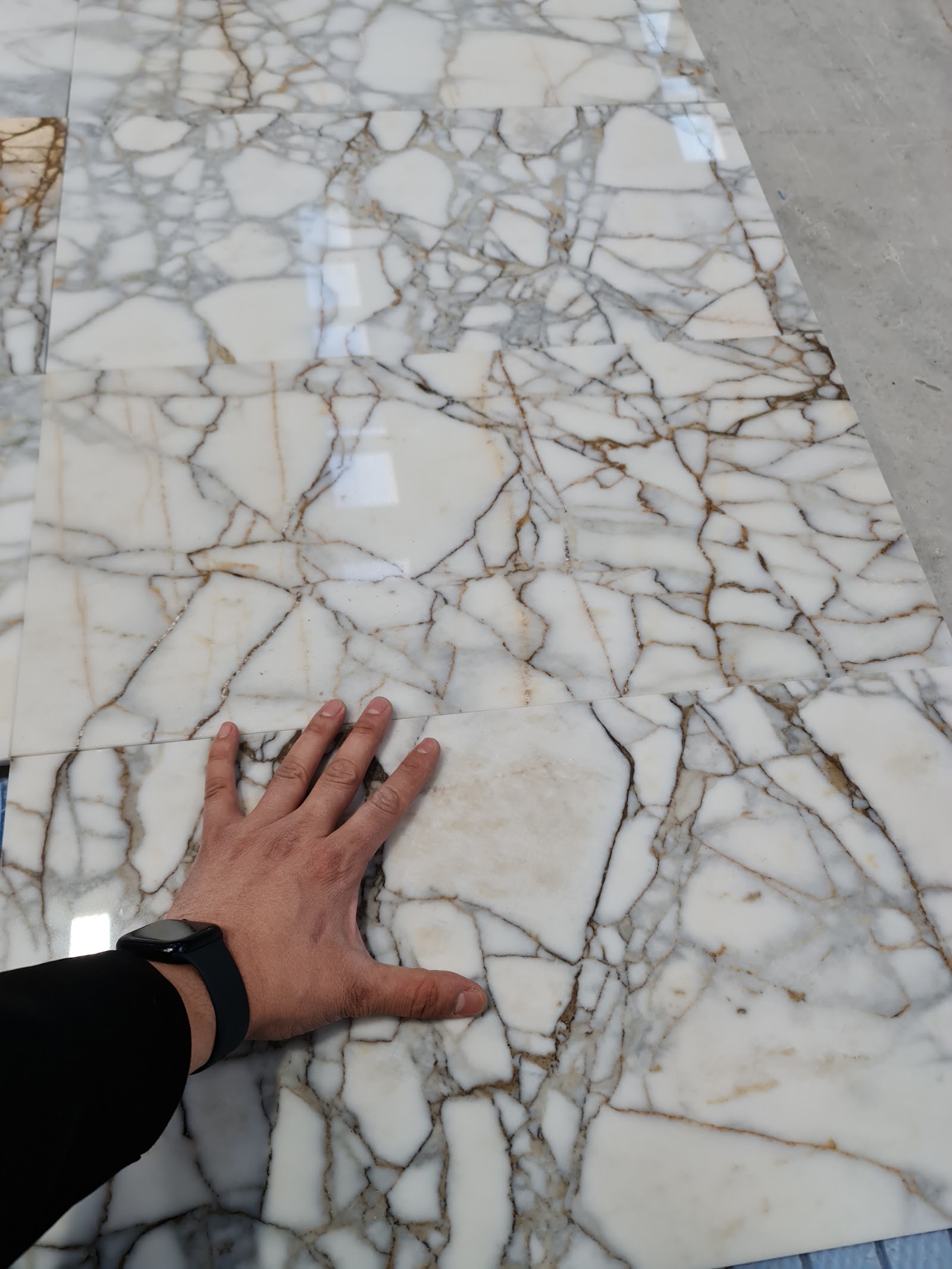 Calacatta Venato Gold natural stone tile — detail photo 5