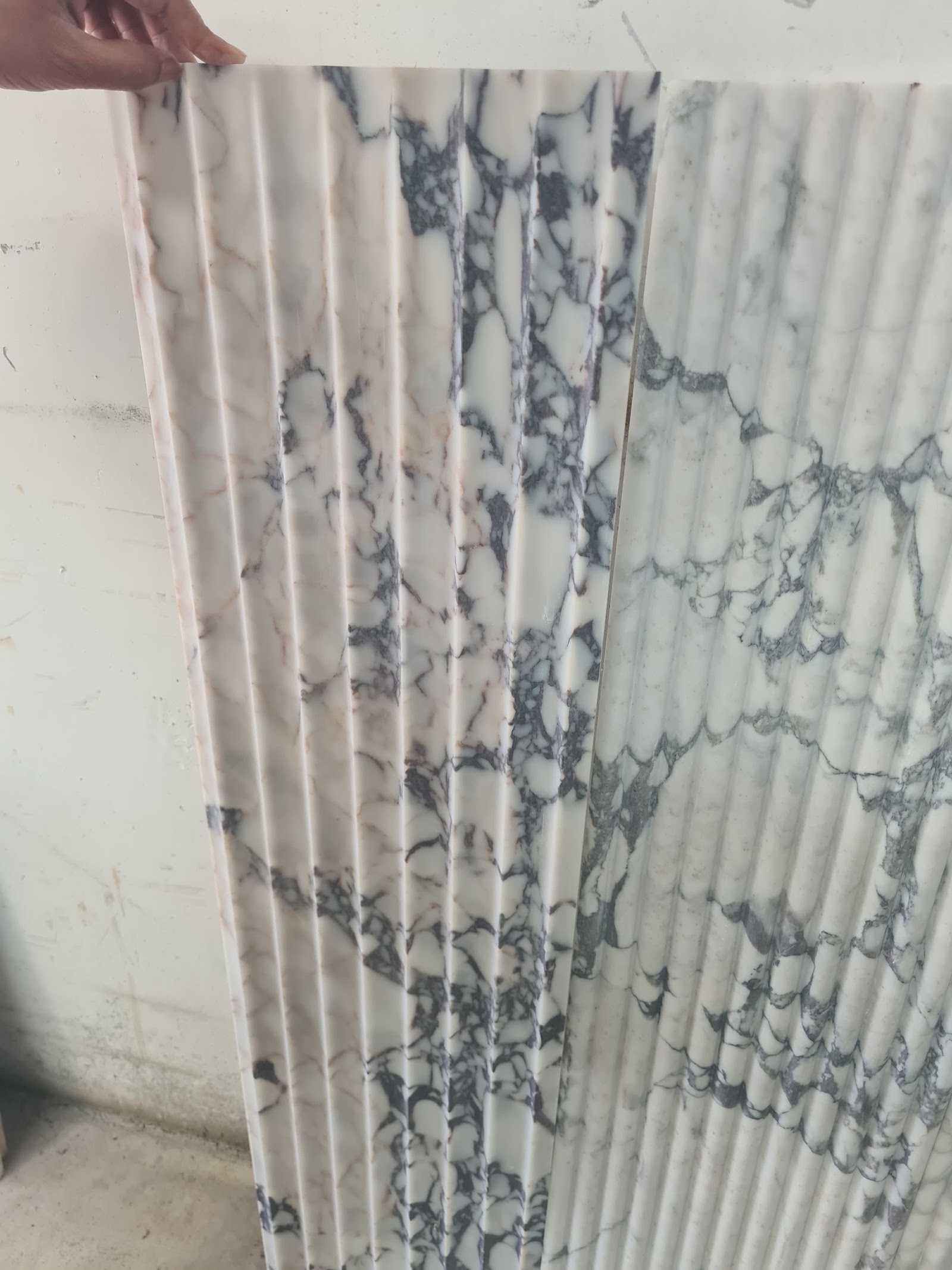 Fluted natural stone tile — surface and veining